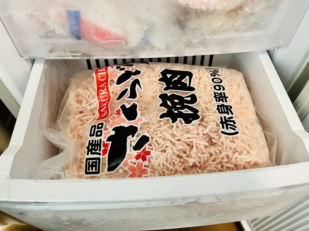 セカンド冷凍庫にコストコのさくらどり挽肉をいれた。まだ余裕がある。