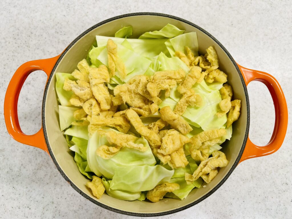 キャベツと油揚げを煮込む前