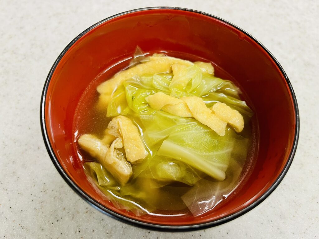 キャベツと油揚げの和風おだしスープ