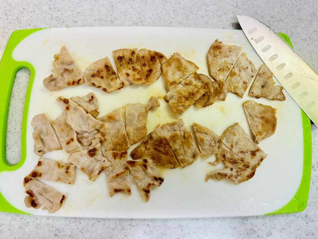 コストコカナダ産三元豚ロースしゃぶしゃぶ肉を焼いてカットする