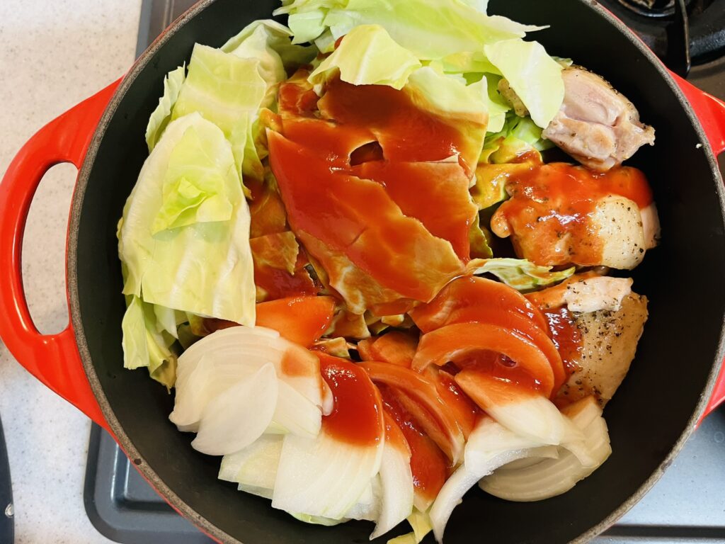 コストコさくらどりもも肉をトマトジュースで煮込む