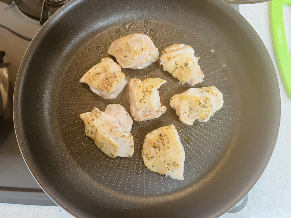コストコさくらどりもも肉をフライパンで焼く