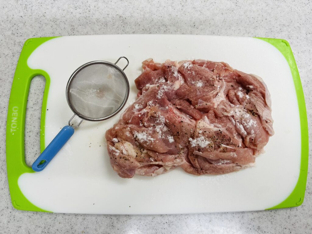 コストコさくらどりもも肉に塩、胡椒、片栗粉を振る。