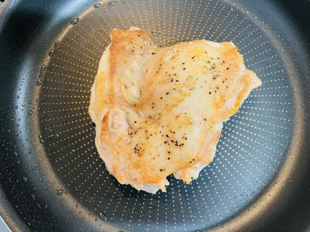 コストコさくらどりもも肉に塩、胡椒、片栗粉を振り、フライパンで焼く