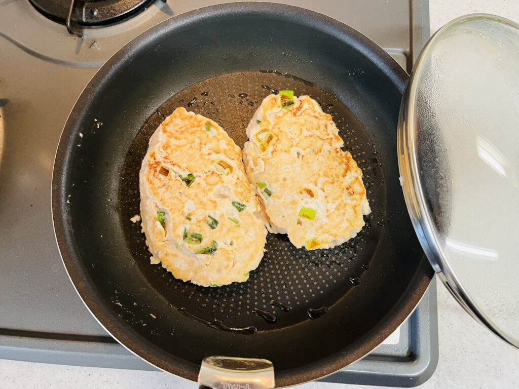 さくらどり挽肉を使った和風ハンバーグをフライパンで焼く