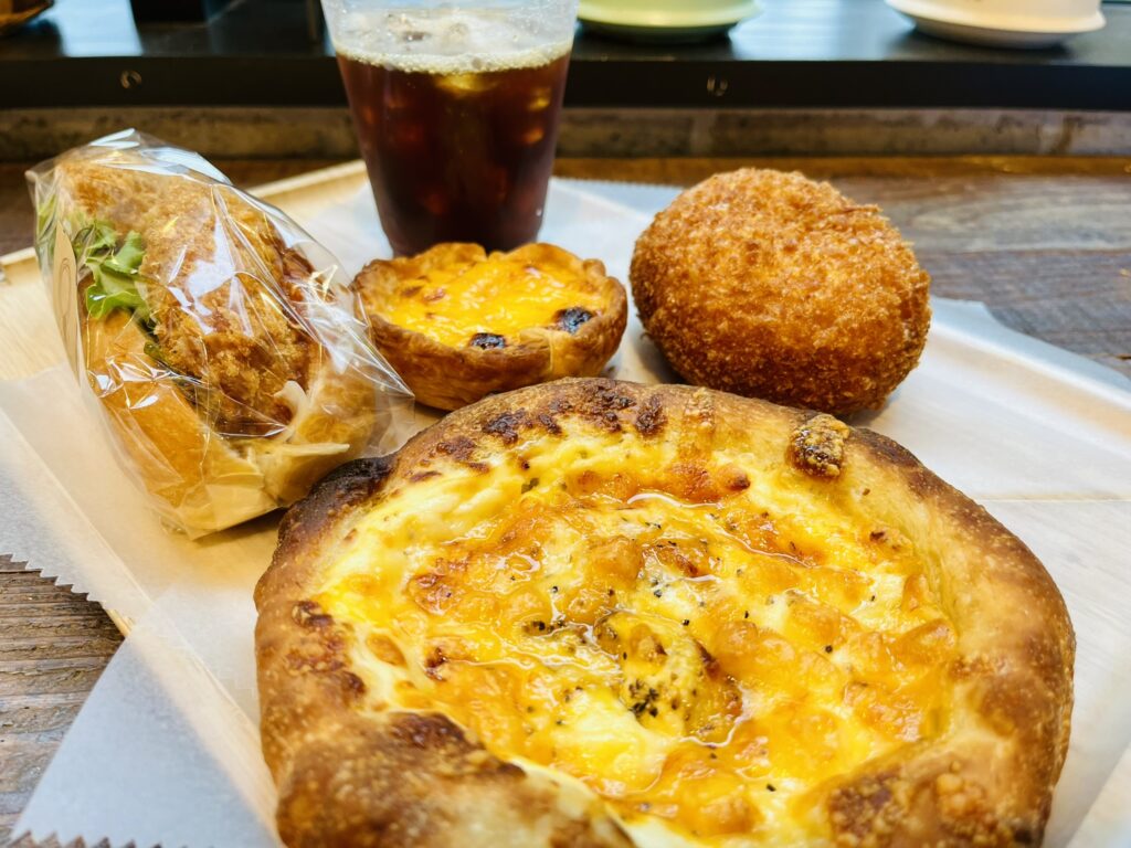 グランテラス筑西内のパン屋ohanaのパン（チーズピザ、カレーパン、エッグタルト、コロッケパン）