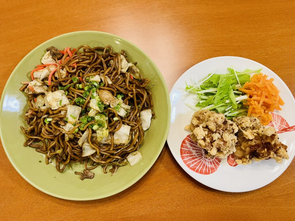 グランテラス筑西で購入した焼きそばと唐揚げ