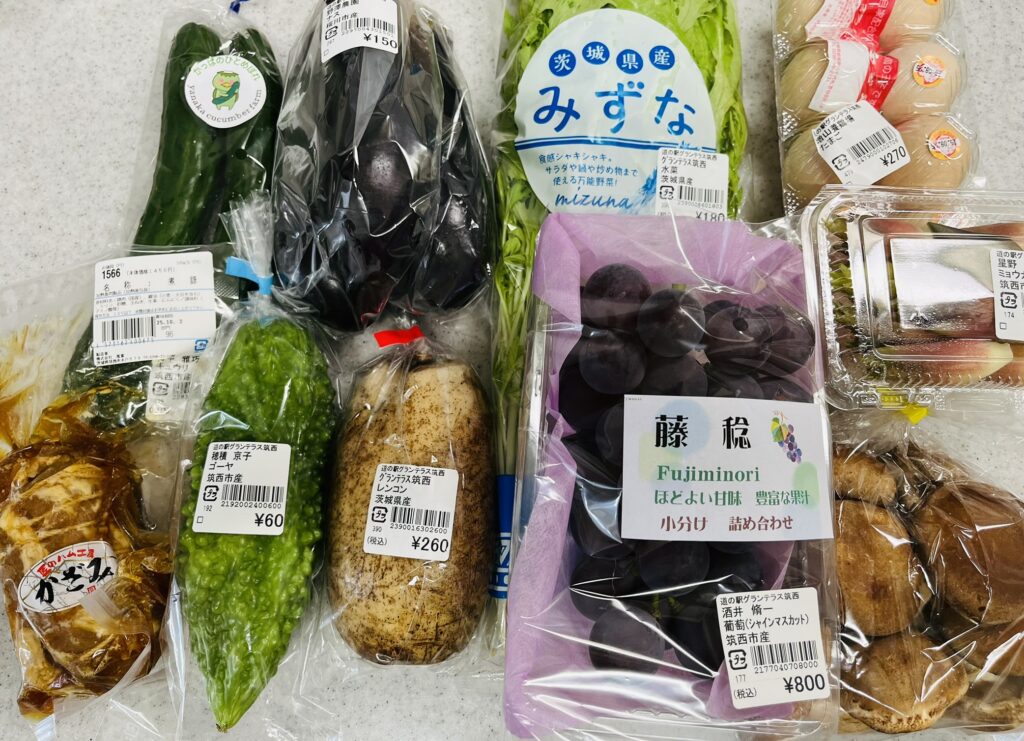 グランテラス筑西の農産物直売所の野菜と果物（ぶどう藤稔、れんこん、ゴーヤー、なす、水菜、卵、しいたけ、みょうが、きゅうり）