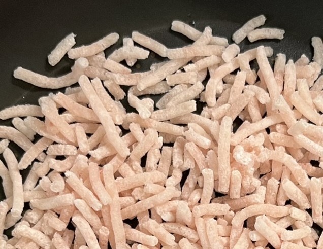 コストコ冷凍さくらどり挽肉のアップ写真。冷凍なのにポロポロしている。小分けが出来て便利。