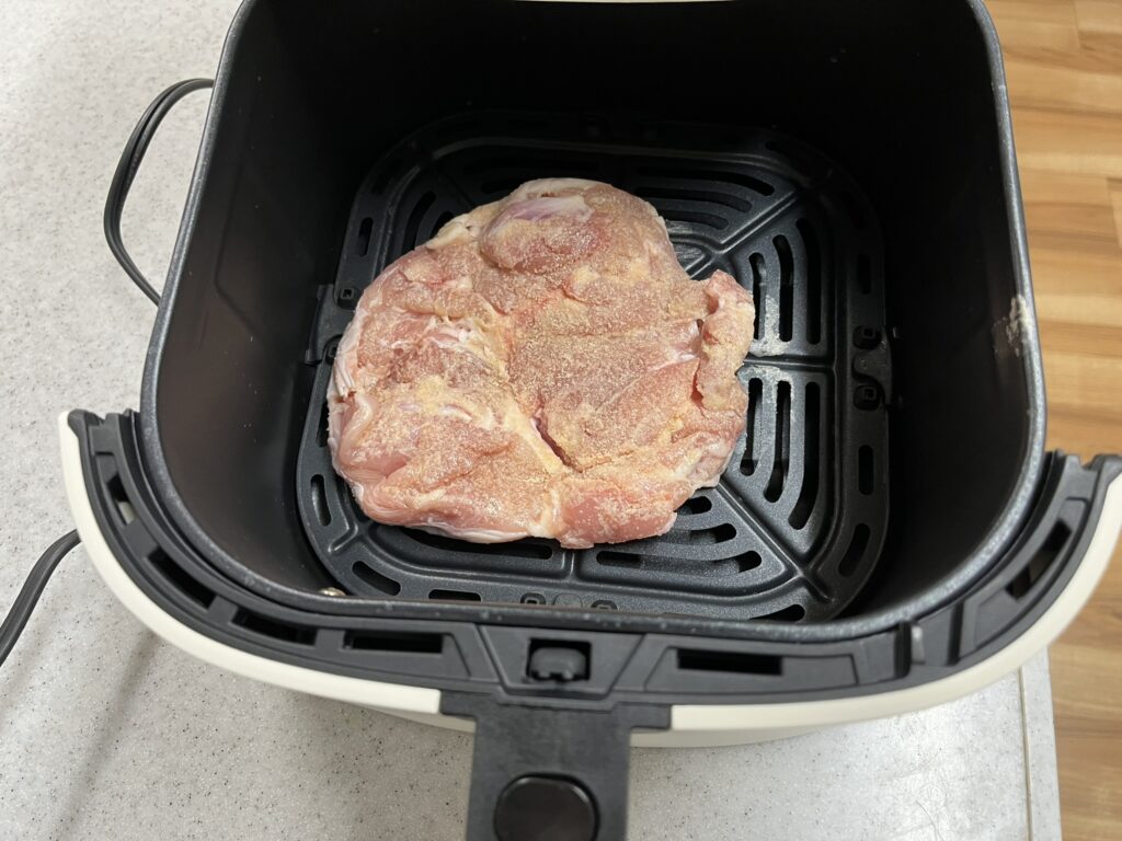 唐揚げ粉を振りかけたさくらどりもも肉をノンフライヤーCOSORIに投入