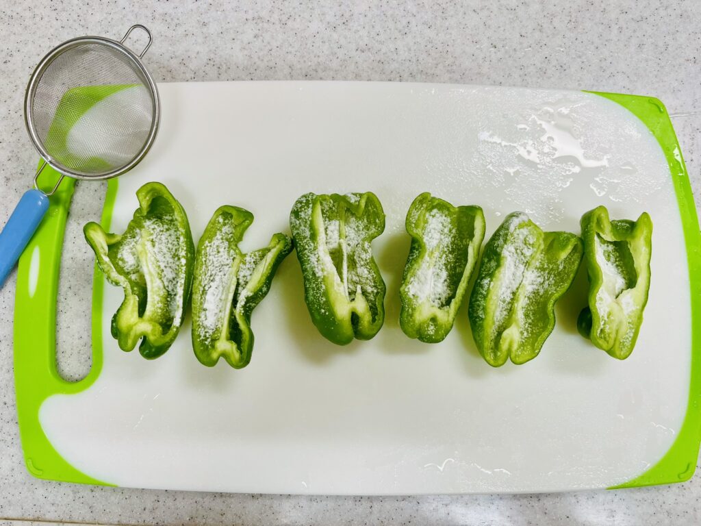 ピーマンに片栗粉を振りかける