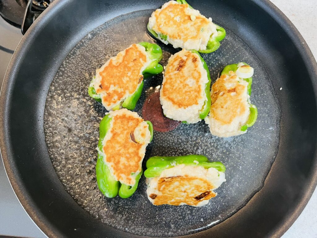 さくらどり挽肉を使ったピーマンの肉詰めを焼く