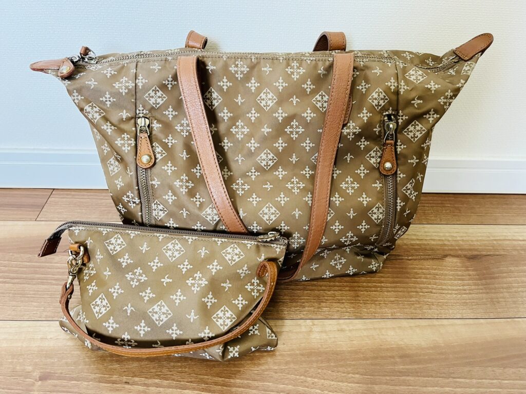 ラシットのトートバッグとポーチ（ベージュのモノグラム）