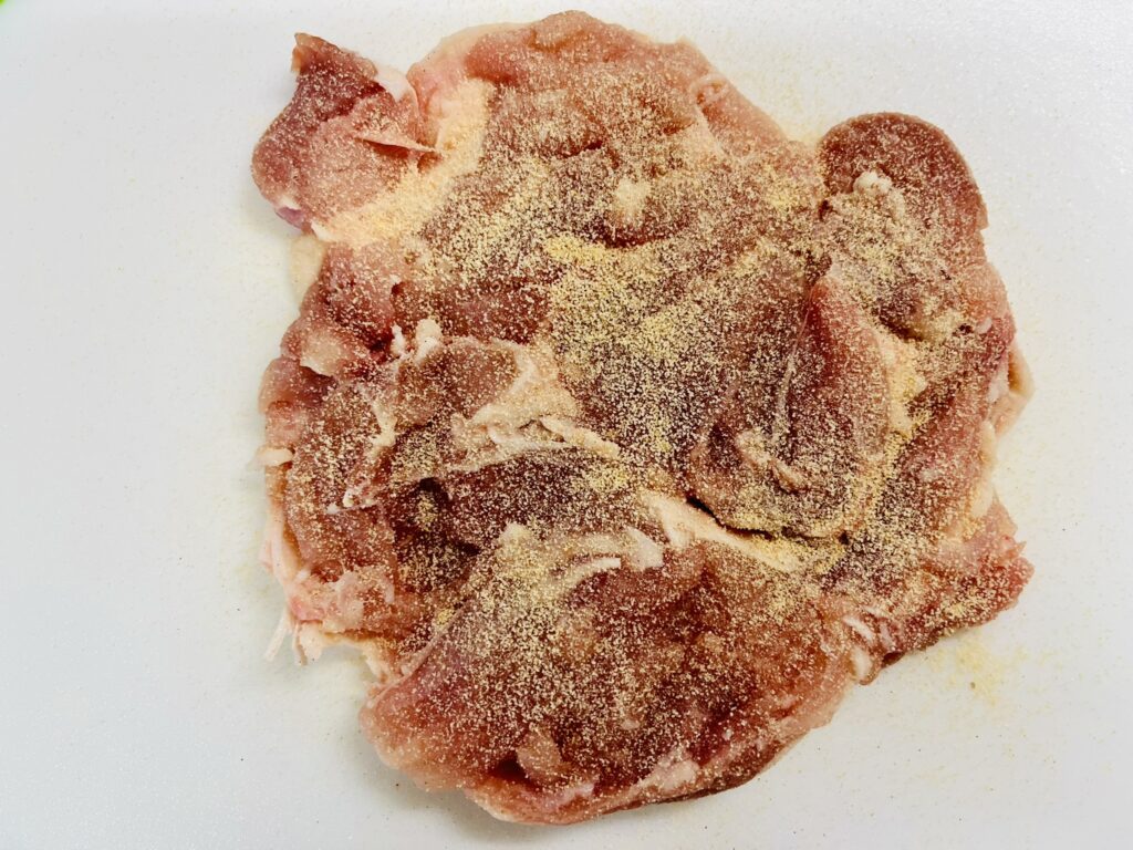 さくらどりもも肉に唐揚げ粉を振りかける