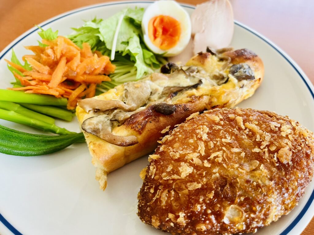 粉とクリームのカレーパンときのこロール
