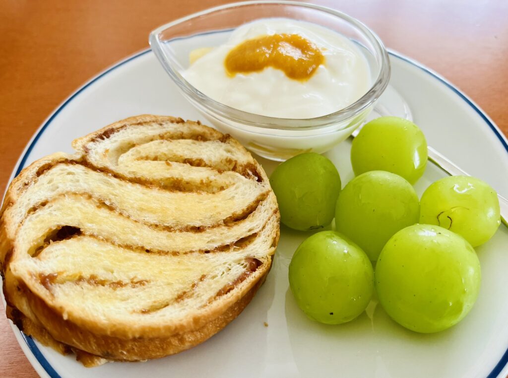 粉とクリームの切り株パンと道の駅常総のマスカサーティーン 時短料理