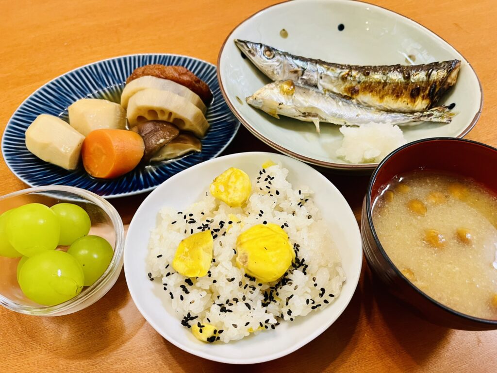 道の駅常総で購入した栗ご飯、マスカサーティーン、里芋、レンコン