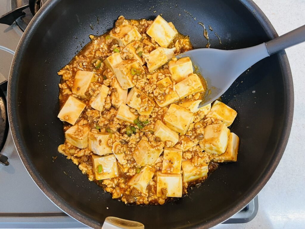 さくらどり挽肉を使った麻婆豆腐とケユカのシリコンスプーン
