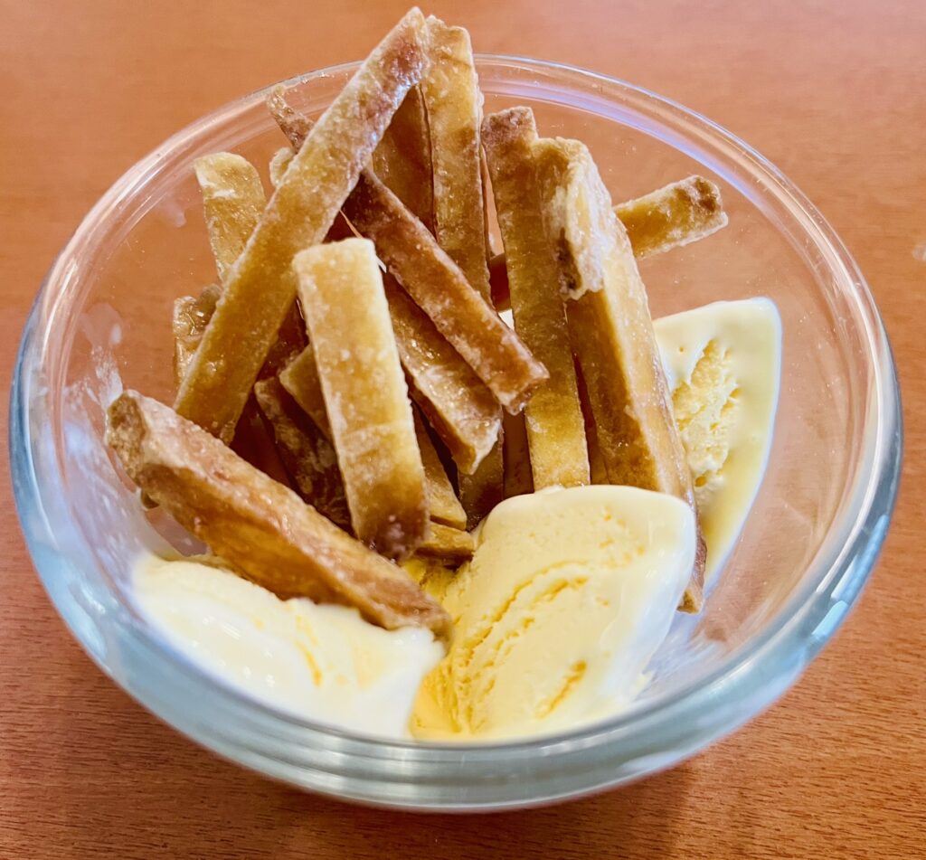ノンフライヤーCOSORIで芋けんぴを温めバニラアイスと一緒に食べると美味しい。