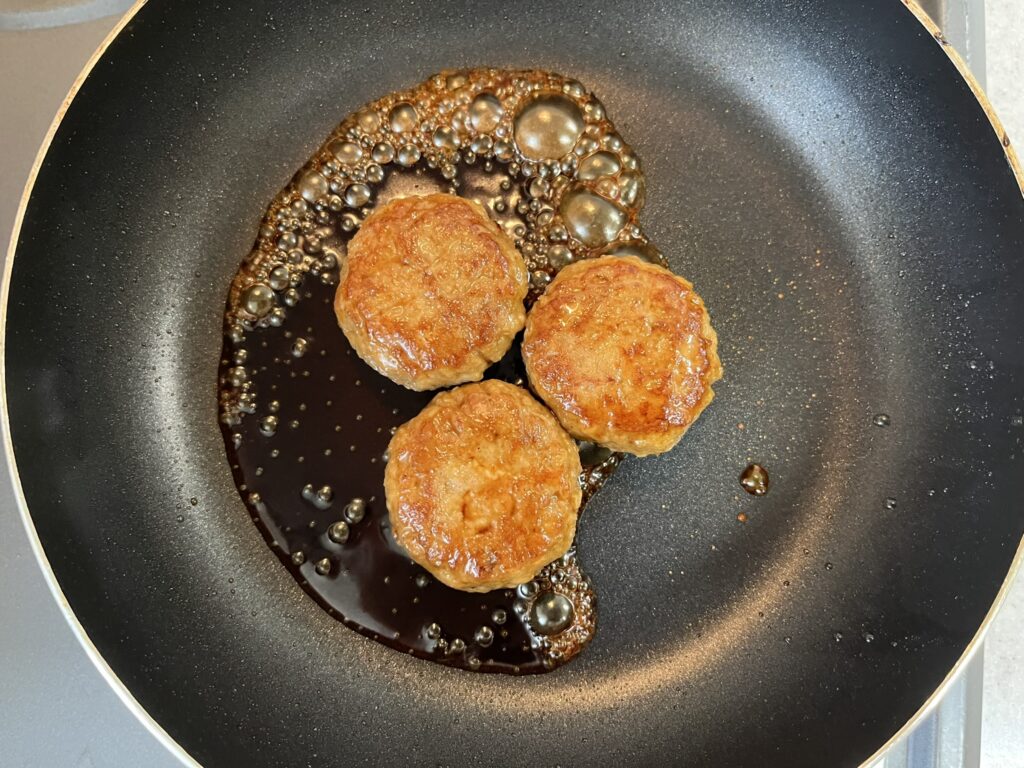 すき焼きのタレと絡め焼きをしたスターゼンミニチーズインハンバーグ 時短料理かつ節約料理