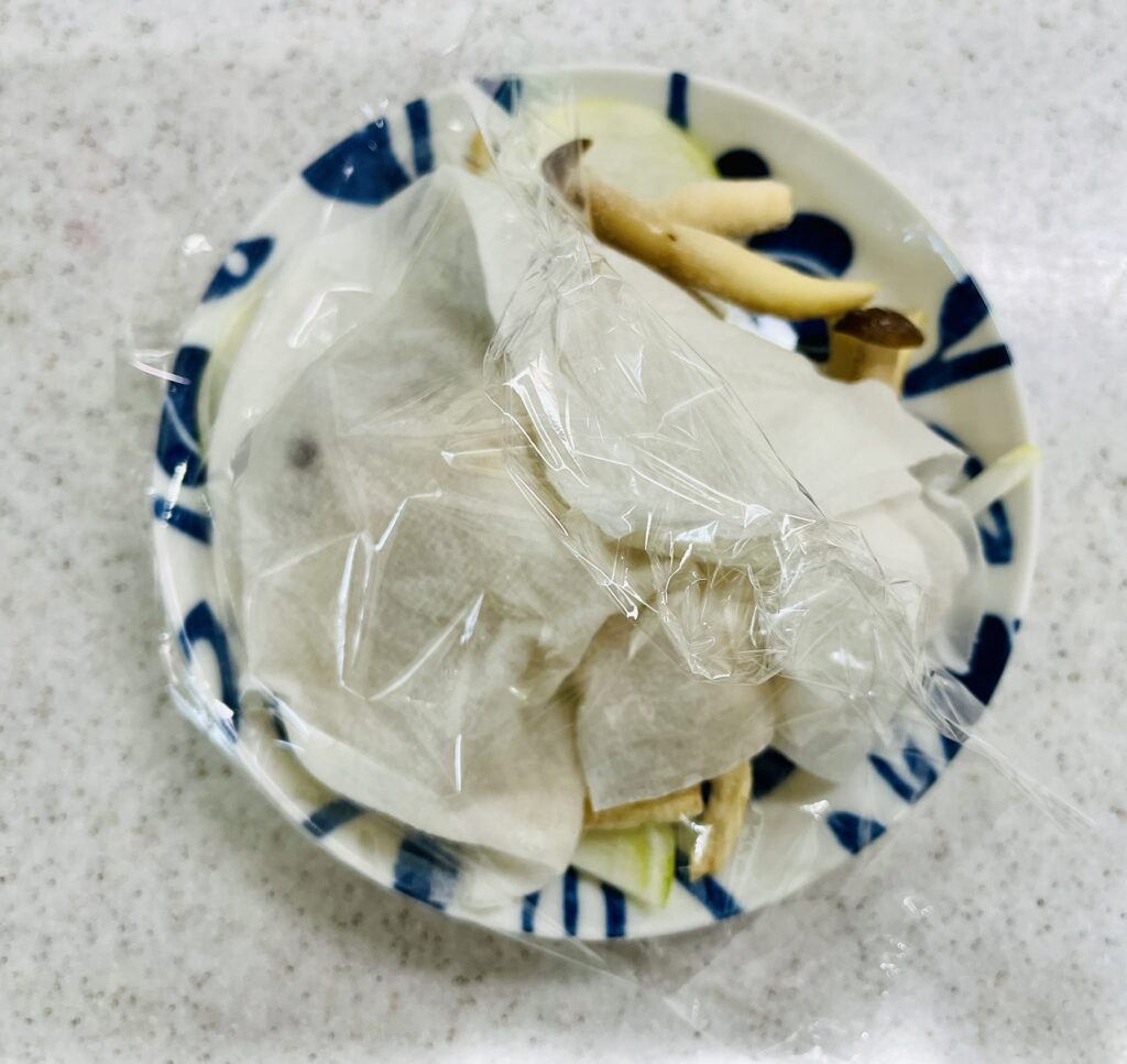 しめじと玉ねぎに濡れたキッチンペーパーとラップをかけた 時短料理法