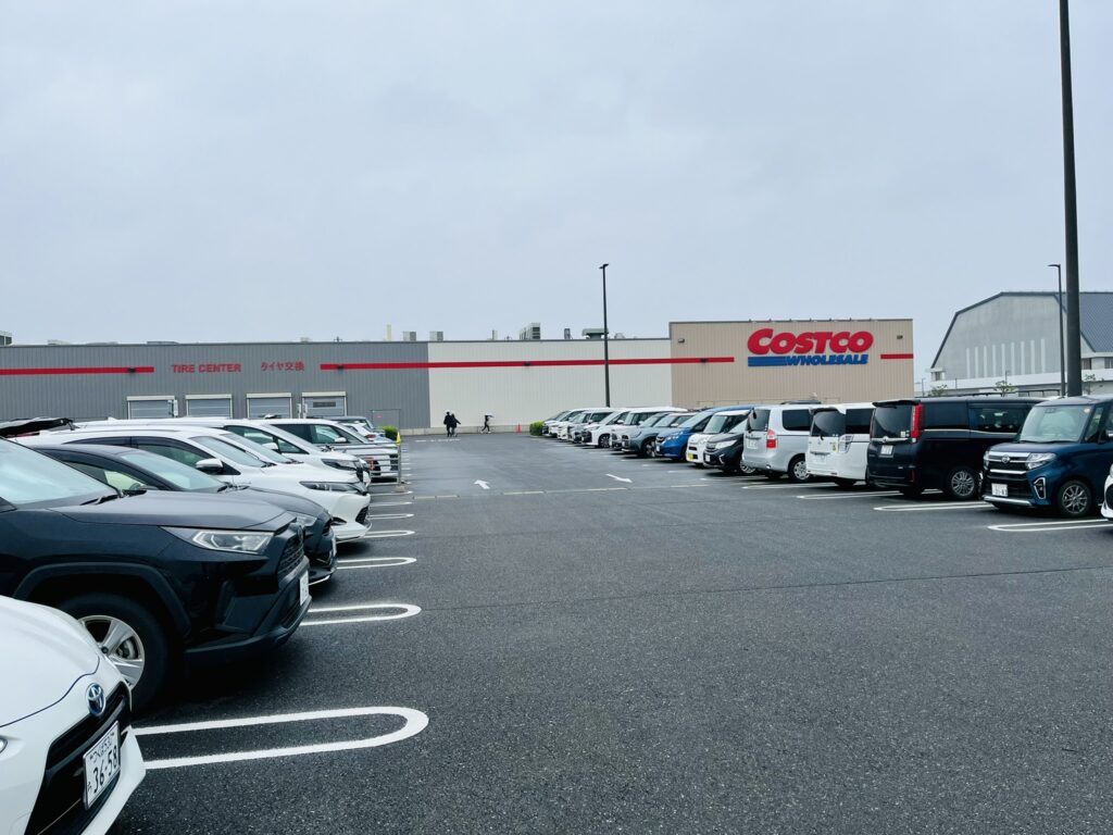 つくばコストコ駐車場は広いので、混雑時間でも止めやすい。