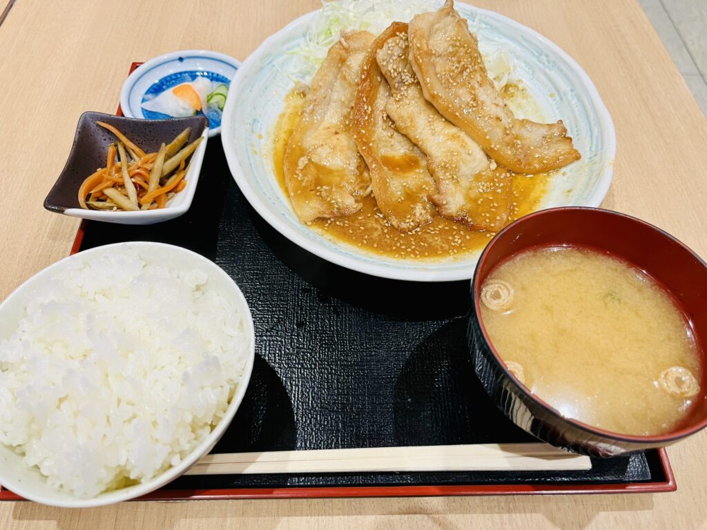 もりの市場食堂の生姜焼き定食　ジューシーで美味しく大人気