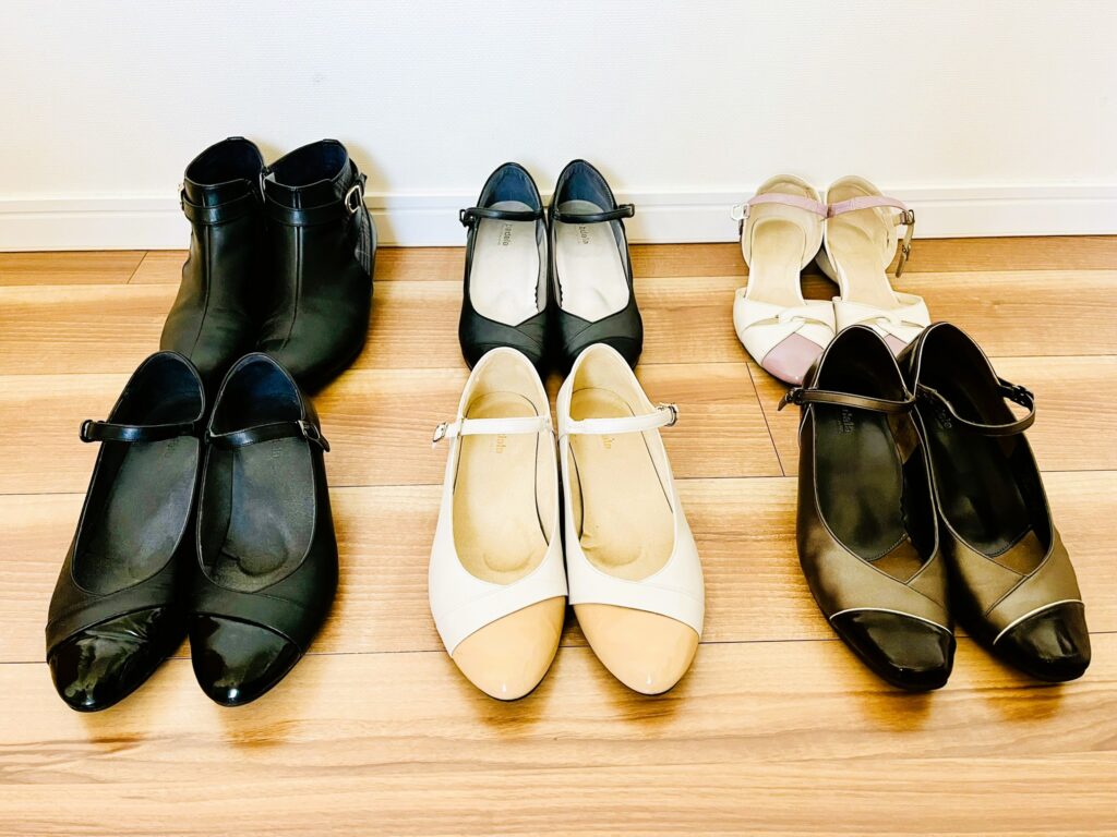 アシックスペダラのパンプス6足。どれも足を柔らかくホールドし、長時間歩いても痛くない。