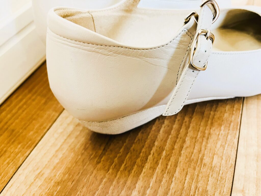 アシックスペダラのパンプス白ウェッジヒールかかと部分。足の裏全体で支えるため、長時間歩いても痛くない。