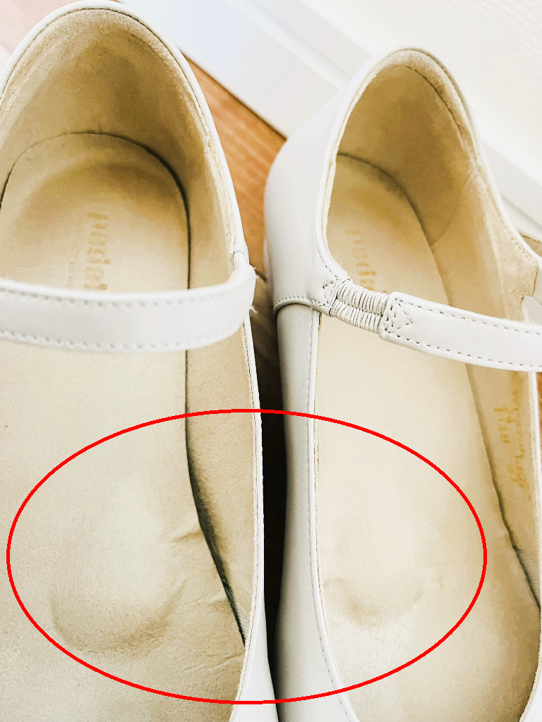 アシックスペダラのパンプス白ウェッジヒールの土踏まず部分はボコっとしている。前にのめらないので、長時間歩いても痛くない。