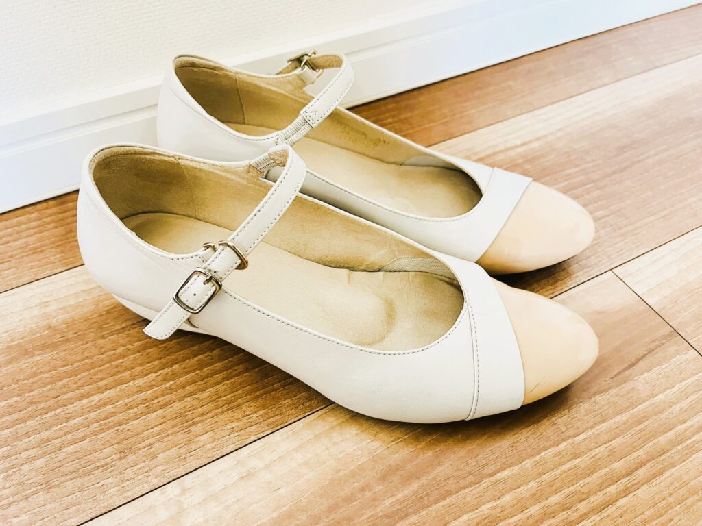 アシックスペダラのパンプス白ウェッジヒール全体図。長時間歩いても痛くない。