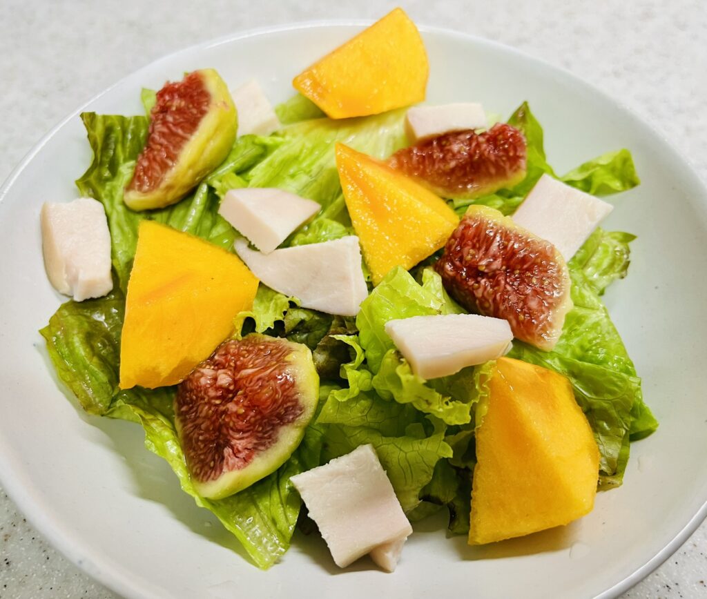 イーアスつくば　さんふれの野菜と果物で作ったサラダ　新鮮で甘味があり美味しい。