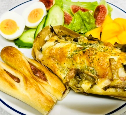 イーアスつくば　人気パン屋クーロンヌ　ソーセージフランス　チーズときのこのパン　とても美味しい