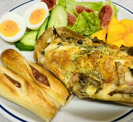 イーアスつくば　人気パン屋クーロンヌ　ソーセージフランス　チーズときのこのパン　とても美味しい