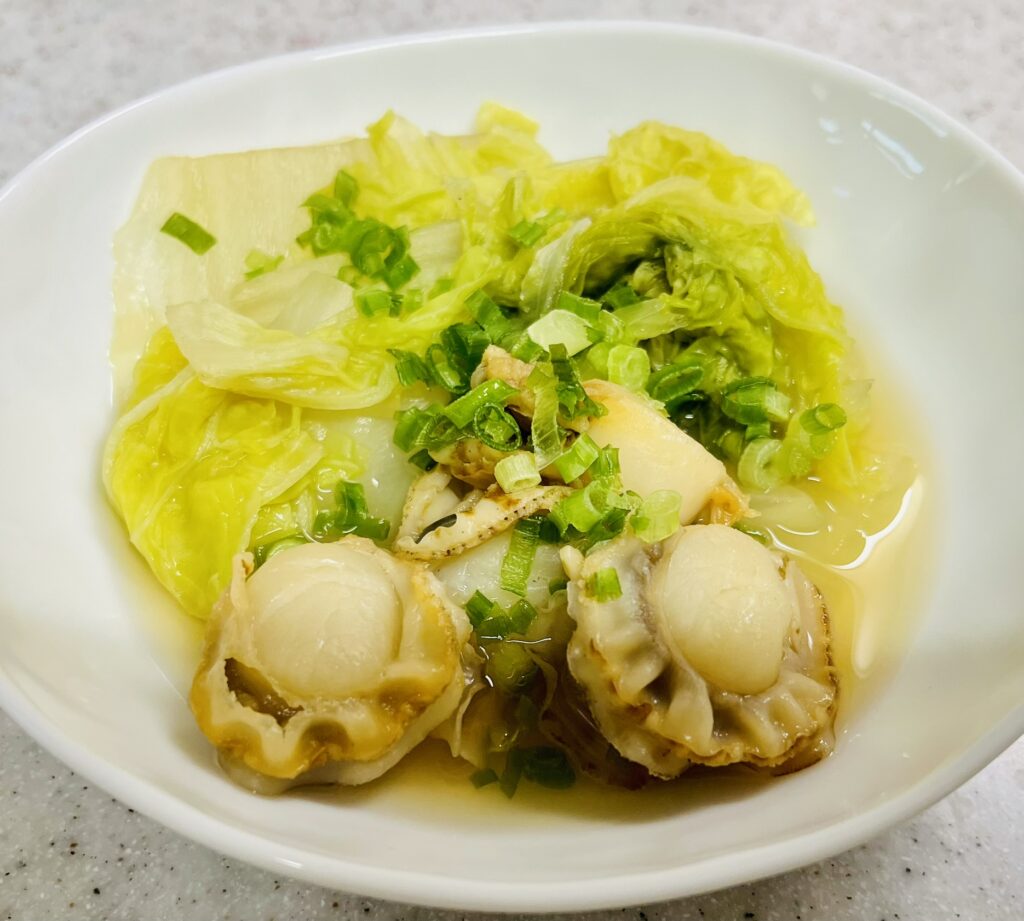 白菜とホタテの煮びたし。味付けはめんつゆだけなので、時短料理かつ節約料理に。美味しい。