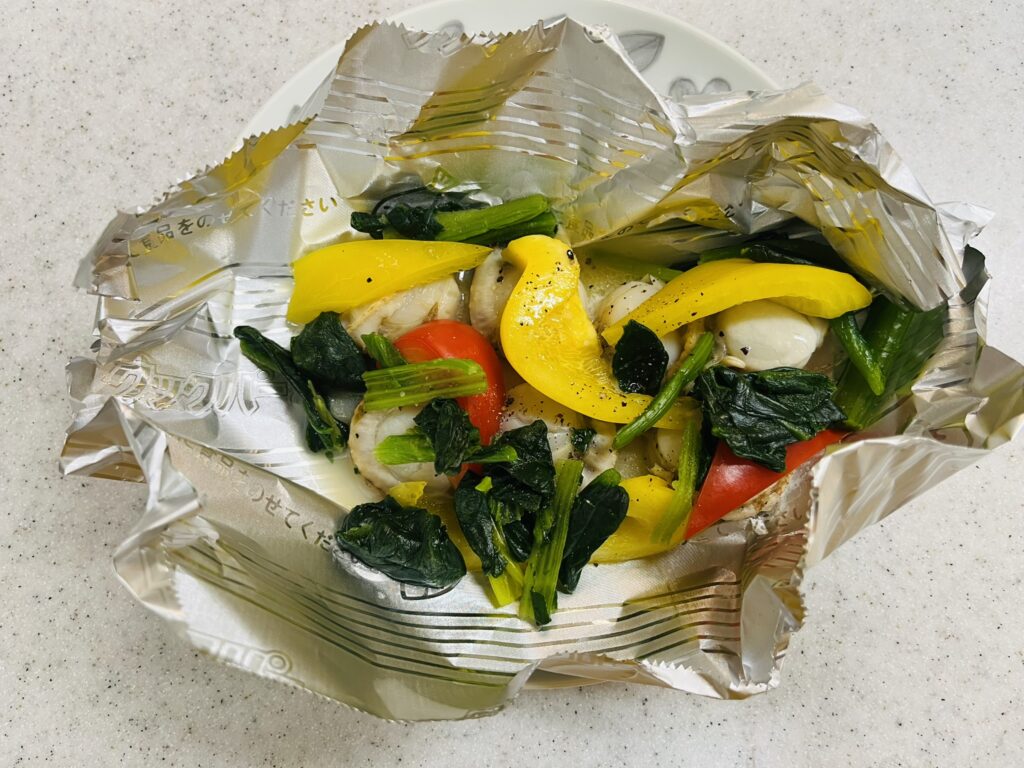 ホタテと野菜のホイル焼き。冷蔵庫の適当な野菜で出来るので、節約料理になる。