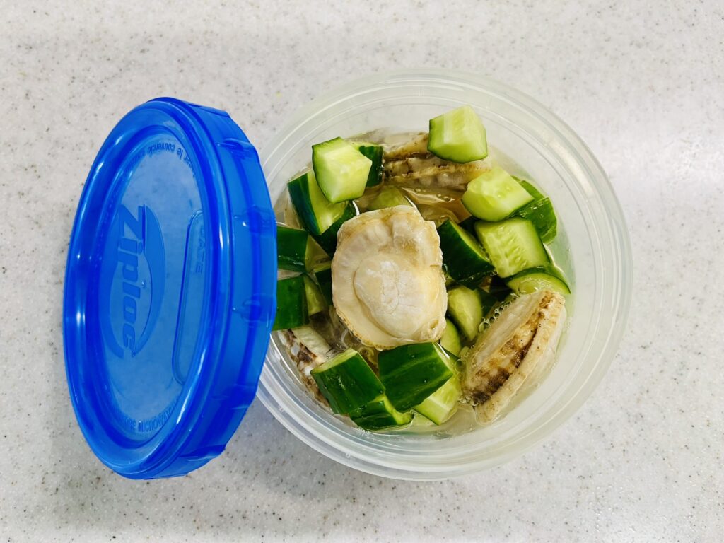ホタテのマリネ作成中。簡単、時短、節約料理。美味しい副菜。