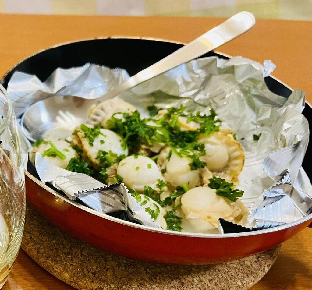 ホタテバター完成写真。簡単、時短、節約料理。ホタテの出汁とバターが溶け合うスープが美味しい。