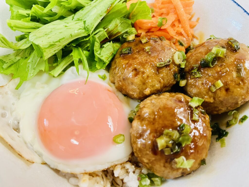 スターゼンミニチーズインハンバーグで作るロコモコ 時短料理かつ節約料理