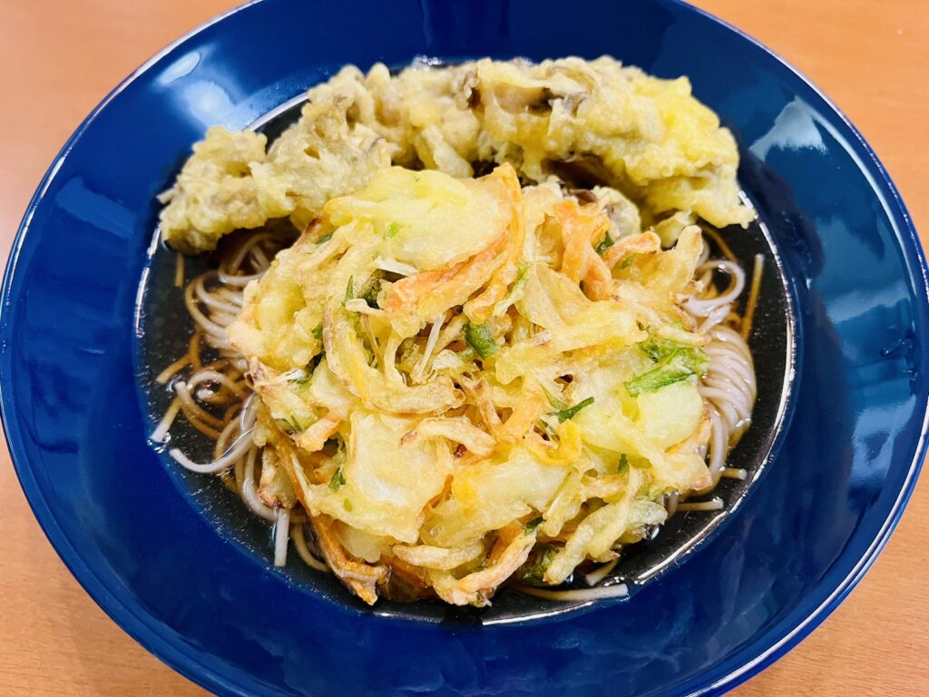 ノンフライヤーCOSORIで温めた天ぷらをコストコの鴨だしせいろ蕎麦にのせた　時短料理かつ節約料理