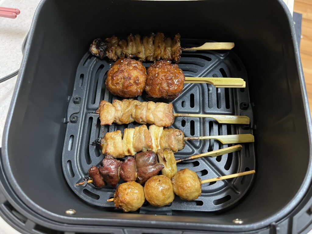 ノンフライヤーCOSORIで焼き鳥を温めた後
