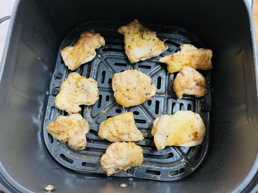 ノンフライヤーCOSORIで熱をかけた鶏もも肉　美味しい