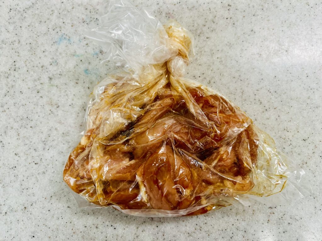ポリ袋に豚ロース薄切り肉と生姜醤油を入れた 時短料理かつ節約料理