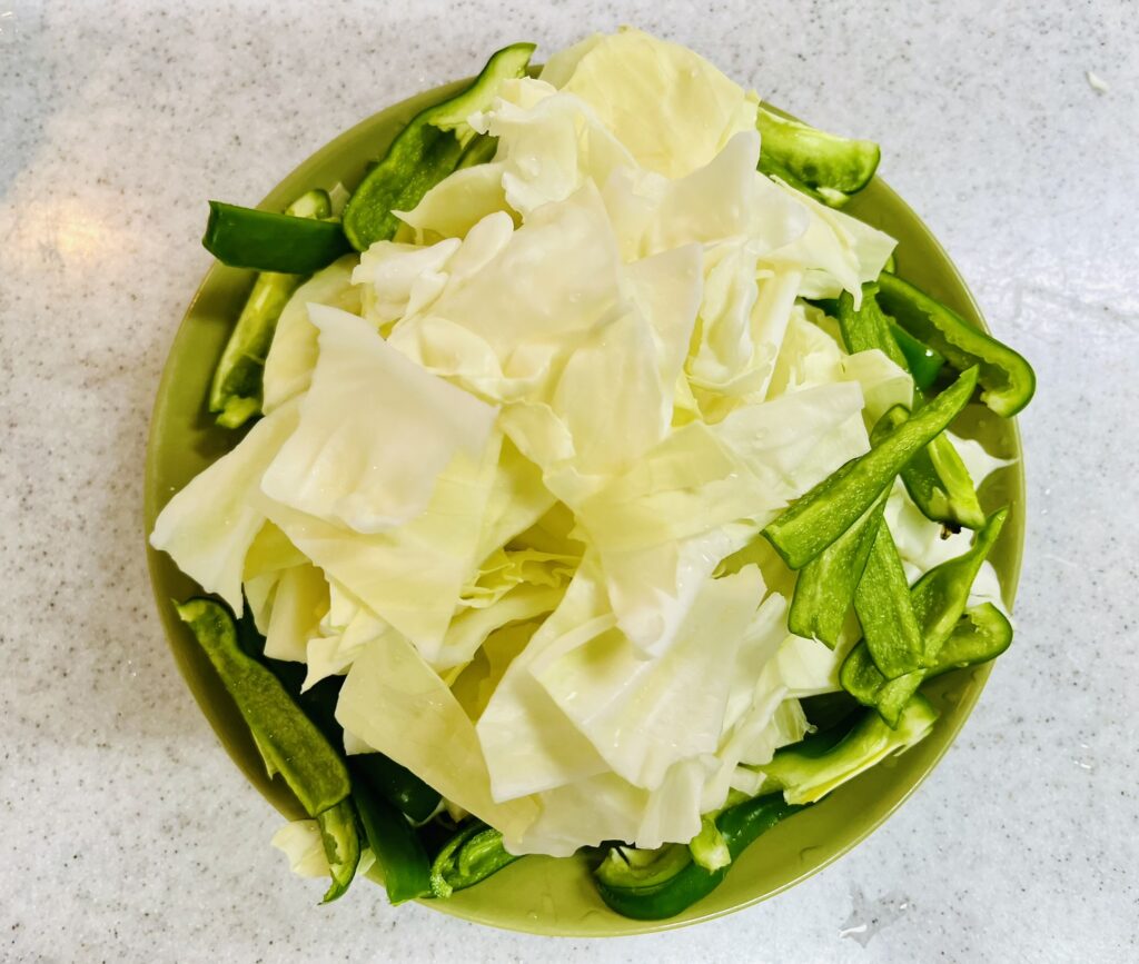 一口大に切ったキャベツとピーマン