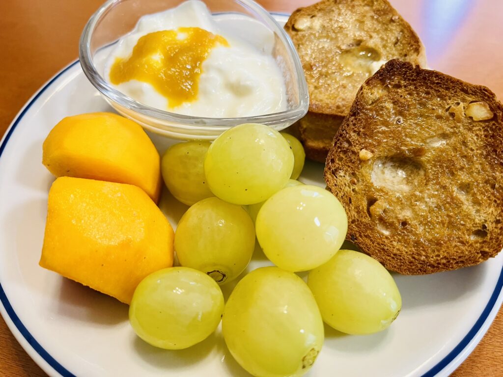 守谷SAで購入したぶどう天晴で朝ごはん　時短料理かつ節約料理