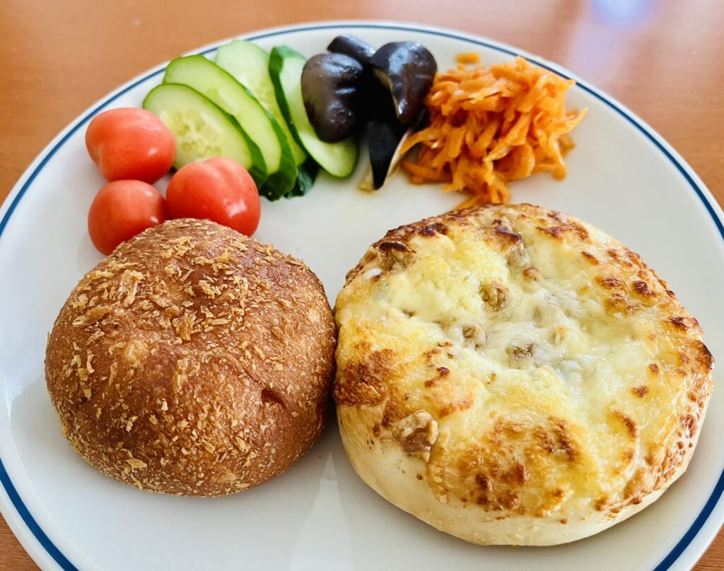 守谷ベーカリーのレンコン入りカレーパンと4種のチーズパン　美味しい人気パン