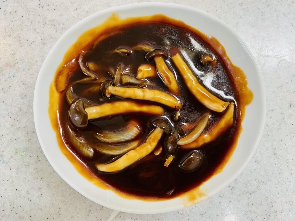 温めたデミグラスソースにしめじと玉ねぎを投入 時短料理法