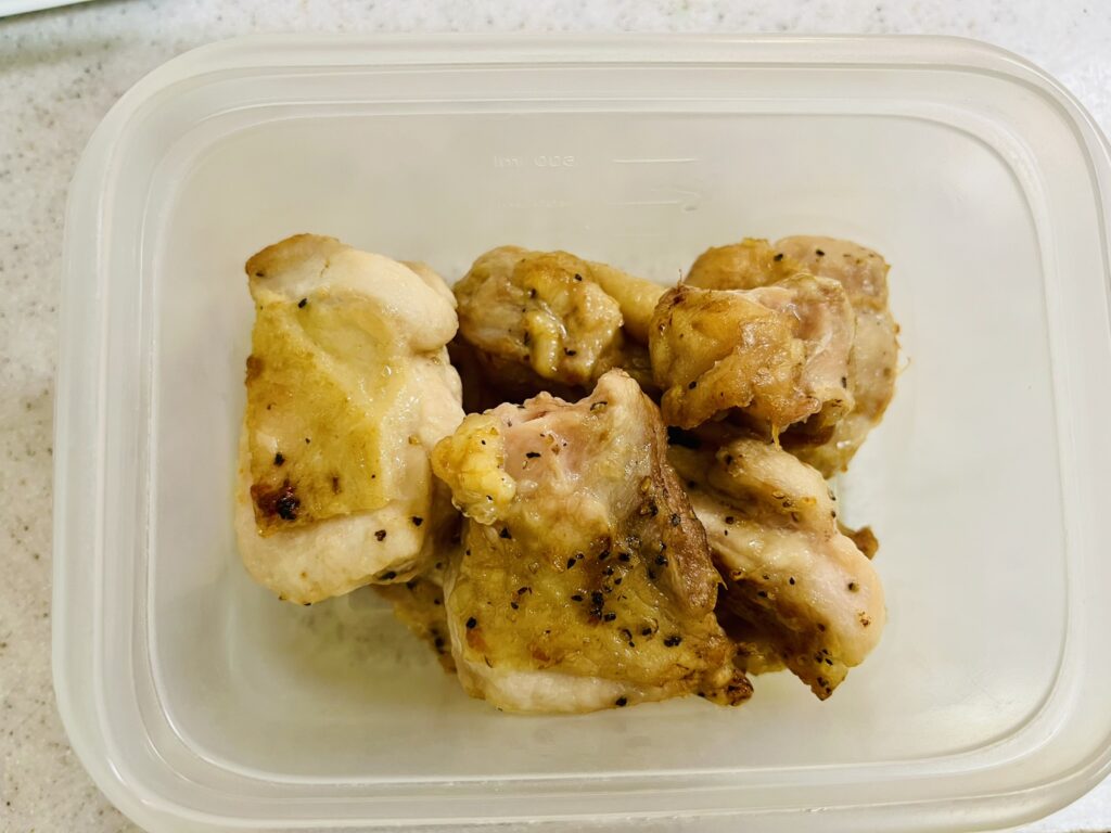 照り焼きチキンを次の日のメニューにする時はタッパーに入れて冷蔵庫へ　時短料理かつ節約料理