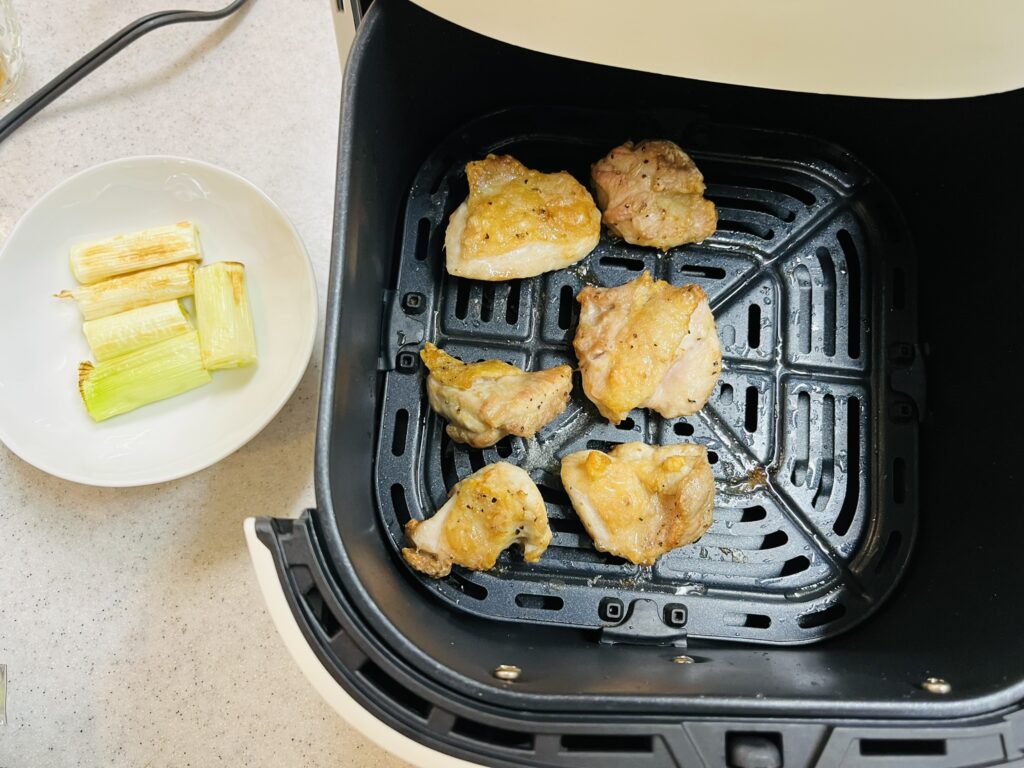 調理開始7分後、ネギだけ取り出し、鶏もも肉はひっくり返す　時短料理かつ節約料理