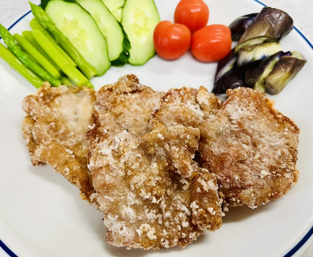 揚げ焼きで作った豚ロース竜田揚げ。簡単で時短調理。使用する油の量が少ないので、節約料理になる。